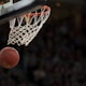 洛杉矶湖人队标志与詹姆斯扣篮英姿，紫金球衣象征NBA豪门传统，九游体育报道湖人最新战况